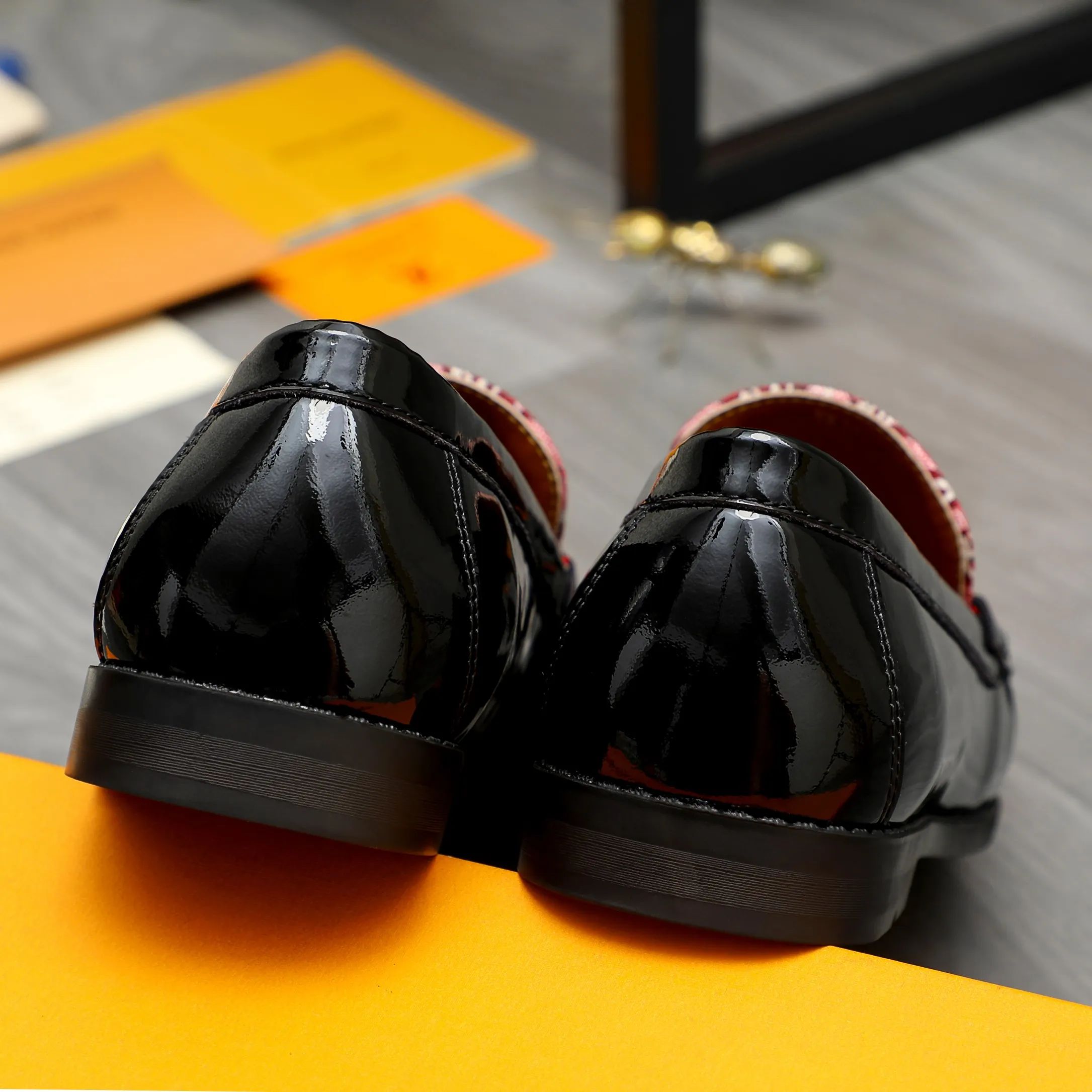 Men's shoes 💰400 Product trademark: LV "Louis Vuitton" casual slip-on shoes Regular size: 38-45 (45 is custom-made and non-returnable) Product material: Selected breathable fabric spliced ​​patent cowhide upper, cowhide lining, rubber outsole